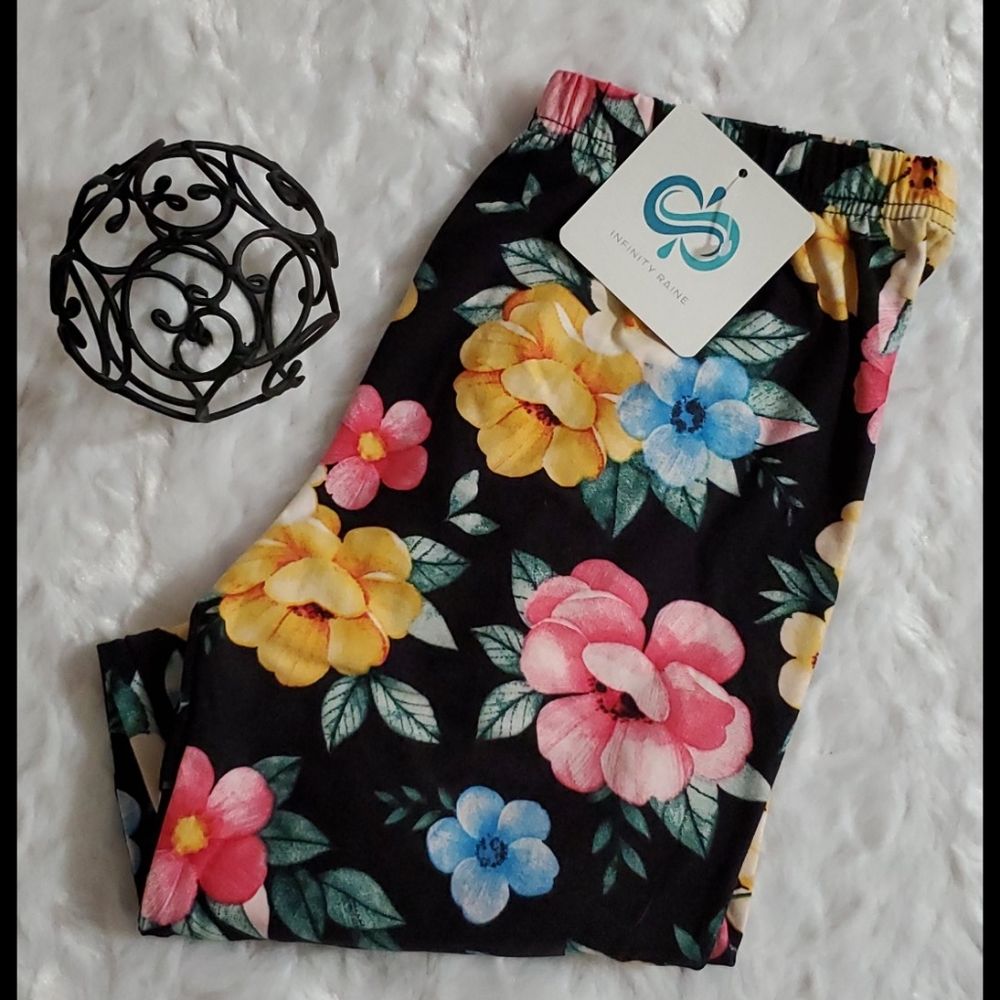 INFINITY RAINE Black floral print leggings OS fits up to size 12 comfortably NWT